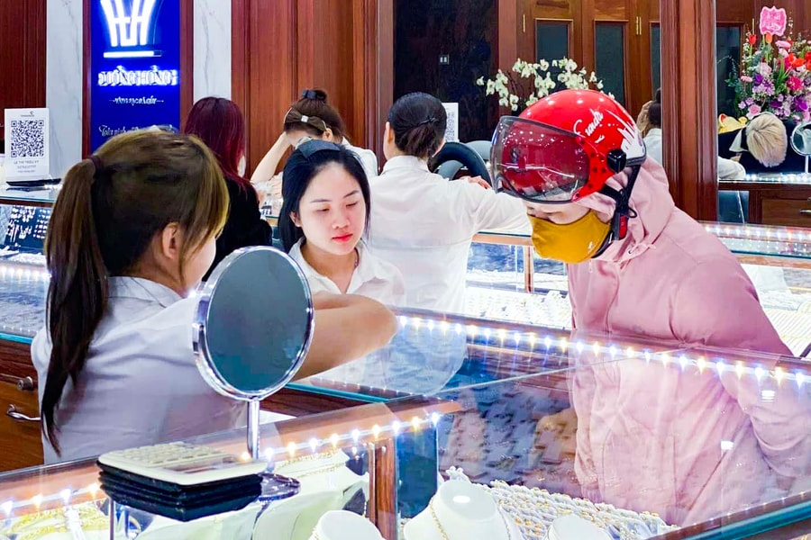 Giá vàng 'nhảy múa' người dân cần thận trọng khi 'lướt sóng'