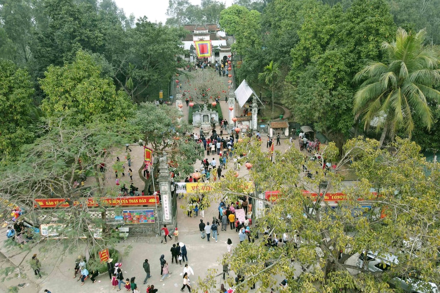 Vẻ đẹp cổ kính của đền thiêng trên núi Mộ Dạ