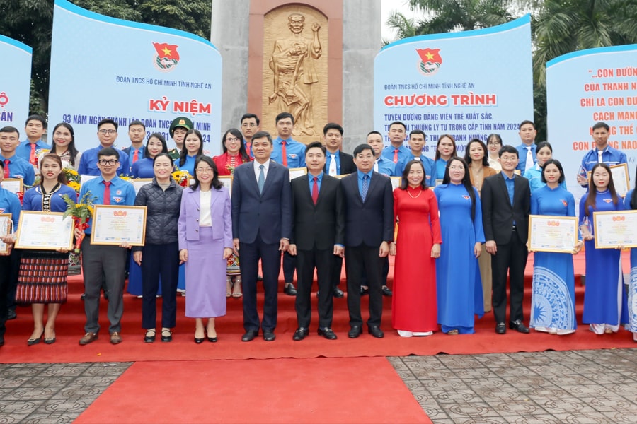 Nghệ An tuyên dương 15 đảng viên trẻ xuất sắc và 14 cán bộ đoàn đạt Giải Lý Tự Trọng cấp tỉnh năm 2024