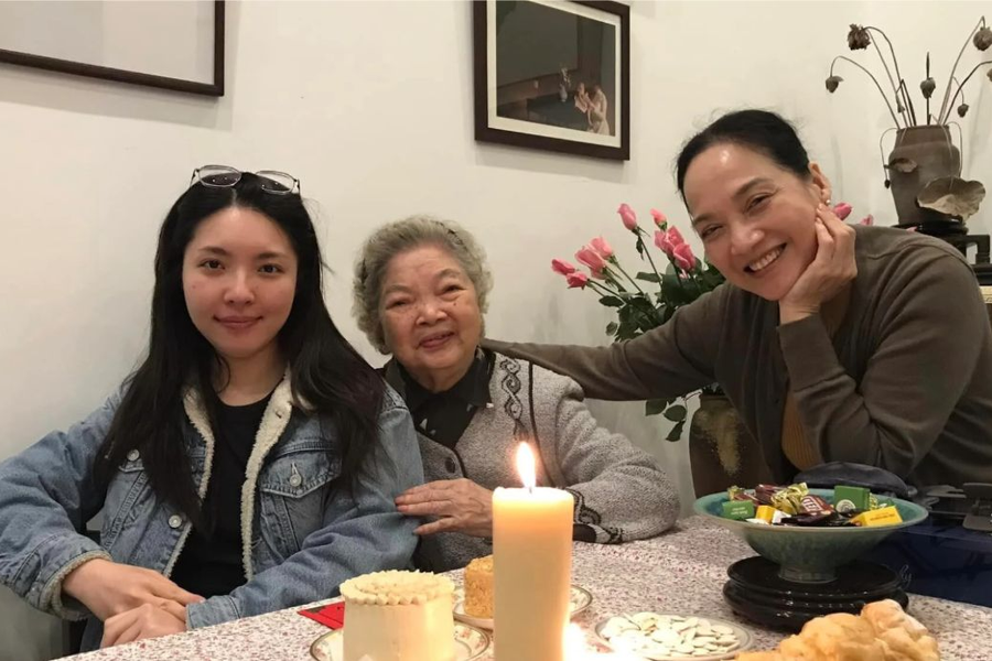 NSND Lê Khanh hé lộ loạt ảnh hiếm với con gái và tâm sự cảm xúc lần đầu làm mẹ