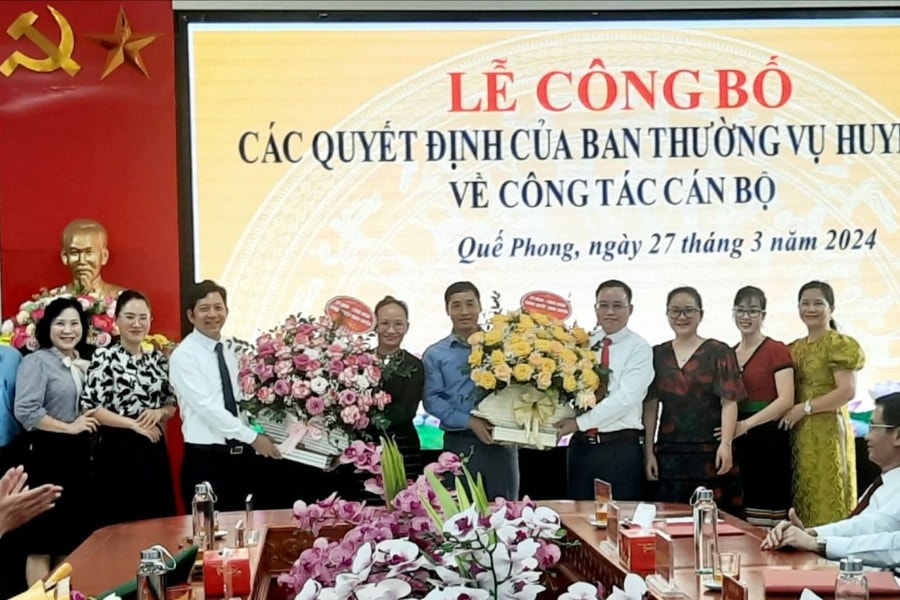Quế Phong công bố các quyết định điều động, luân chuyển cán bộ