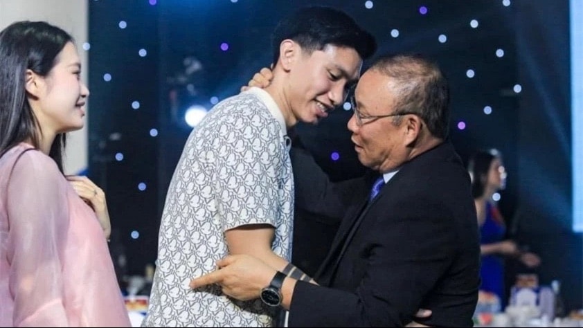 Báo Trung Quốc: 'Thật may khi ĐT Trung Quốc không thuê HLV Troussier'; Văn Hậu báo tin buồn đến ĐT Việt Nam