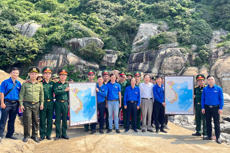 Cụm Thi đua số 5 - Tỉnh đoàn Nghệ An và Đoàn Khối Các cơ quan tỉnh Đồng Nai thăm, tặng quà cán bộ, chiến sĩ tại Đảo Mắt