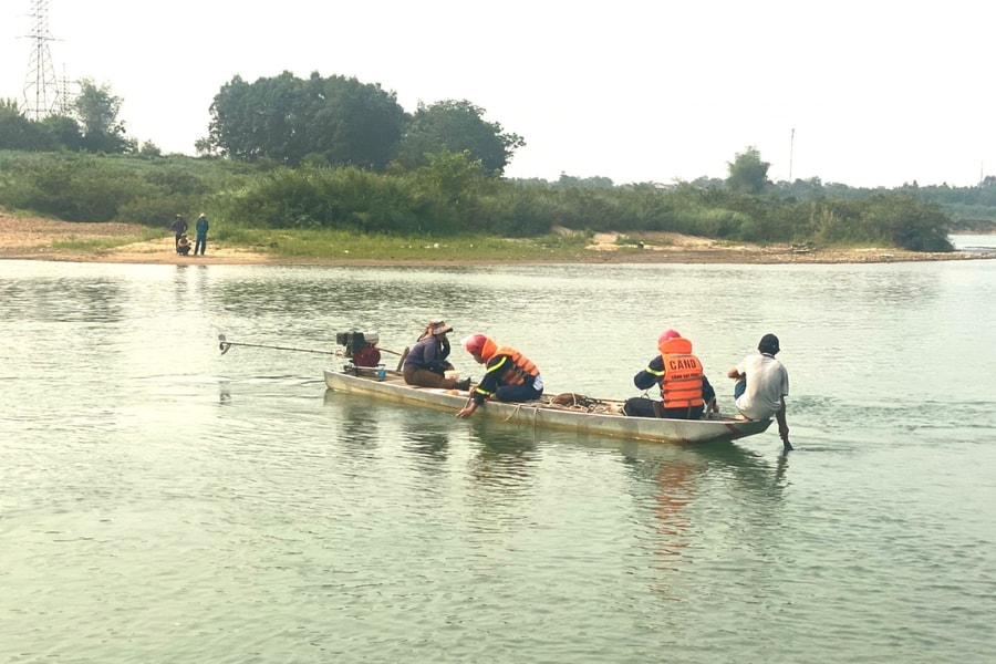 6 học sinh rủ nhau ra sông chơi, 1 em đuối nước thương tâm