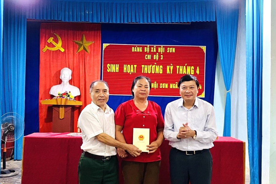 Phó Chủ tịch Thường trực UBND tỉnh dự sinh hoạt chi bộ tại huyện Anh Sơn