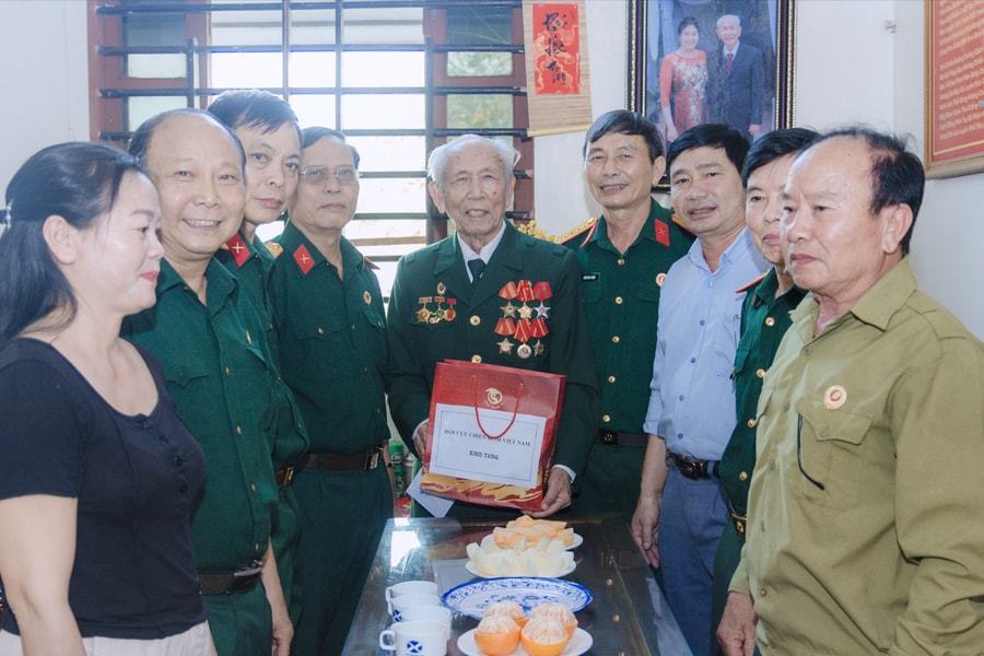 Thăm, tặng quà cựu chiến binh tham gia chiến dịch Điện Biên Phủ tại huyện Yên Thành