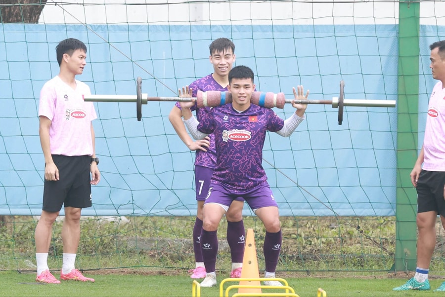 Cầu thủ U23 Việt Nam tập gánh tạ, rèn thể lực trước ngày lên đường dự Vòng chung kết U23 Châu Á