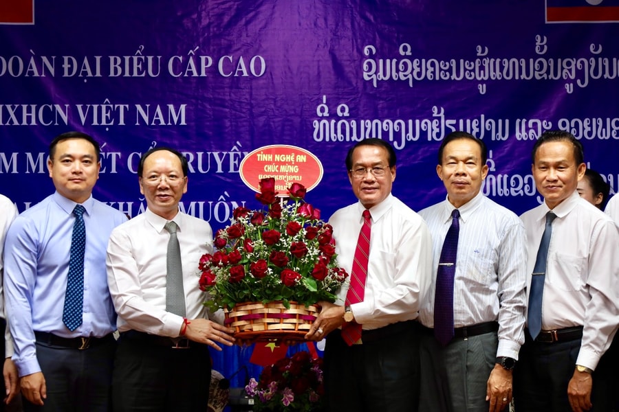 Phó Chủ tịch UBND tỉnh Nghệ An Bùi Thanh An thăm, chúc Tết cổ truyền Bunpimay tại tỉnh Khăm Muộn, CHDCND Lào