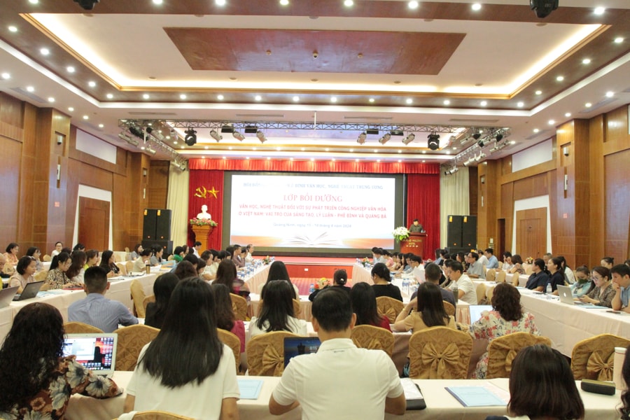 Khai mạc lớp bồi dưỡng văn học, nghệ thuật đối với sự phát triển công nghiệp văn hóa ở Việt Nam