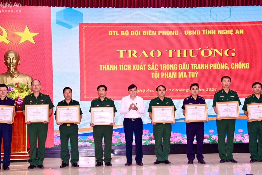 Trao thưởng thành tích xuất sắc trong đấu tranh phòng chống ma túy cho Bộ đội Biên phòng Nghệ An