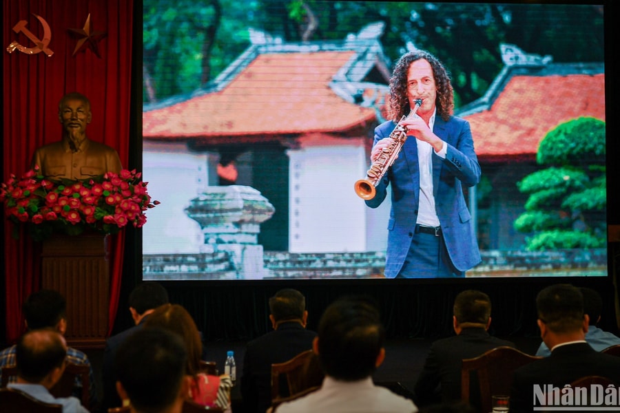 Báo Nhân Dân ra mắt MV Kenny G 'Going Home' quảng bá du lịch Việt Nam