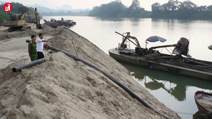 Video: Bắt quả tang 9 thuyền khai thác cát, sỏi trái phép trên sông Lam