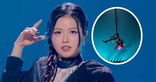 Suni Hạ Linh gây kinh ngạc khi đu dây cao 10m ở show Trung Quốc