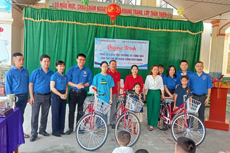 Trao tặng tủ sách yêu thương tại xã Lưu Kiền (Tương Dương)