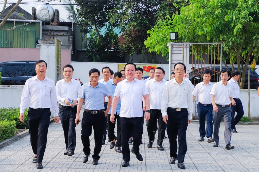 Chủ tịch UBND tỉnh Nguyễn Đức Trung thăm một số mô hình kinh tế tại huyện Hưng Nguyên