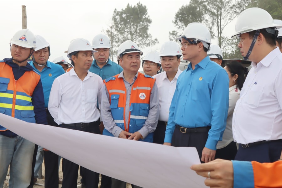 Chủ tịch Tổng Liên đoàn Lao động Việt Nam thăm hỏi, động viên công nhân lao động trên công trường Dự án đường dây 500Kv mạch 3 