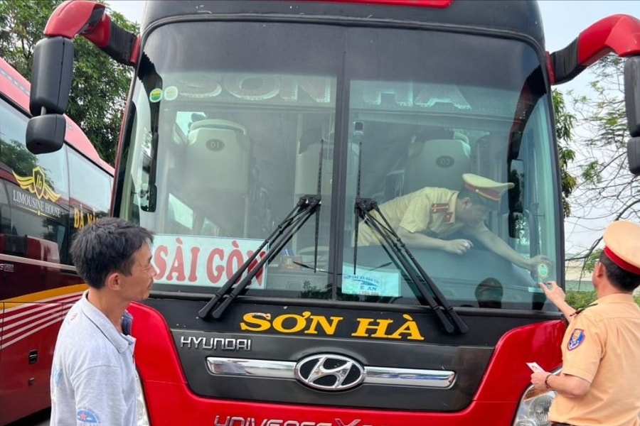 Cảnh sát giao thông Nghệ An dán logo nhắc nhở lái xe an toàn trên phương tiện kinh doanh vận tải 