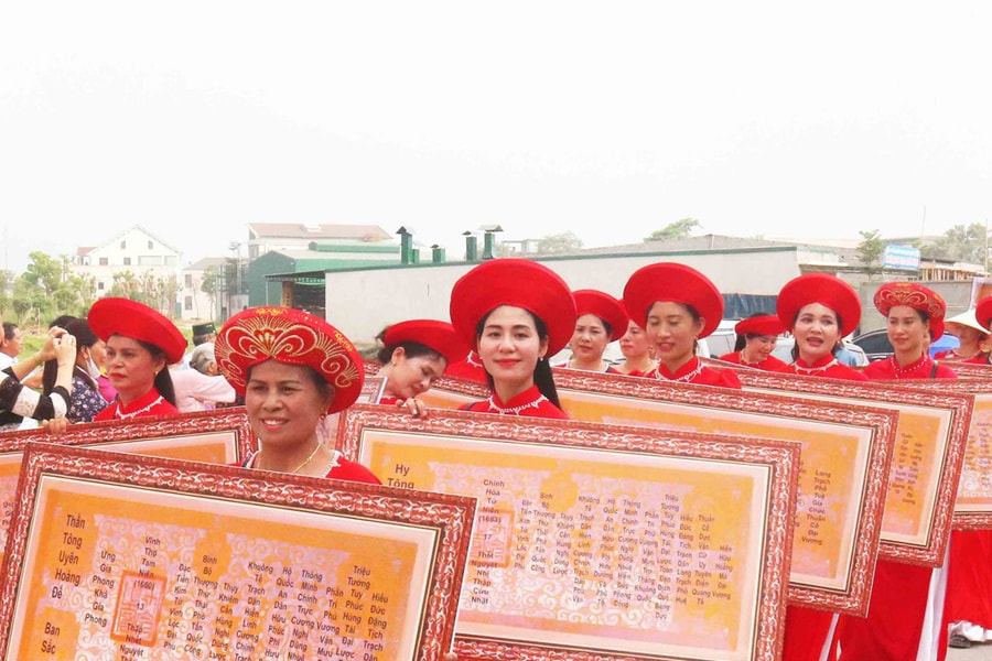 Xem lễ rước thần trong Lễ hội Đền Nguyễn Cảnh Hoan