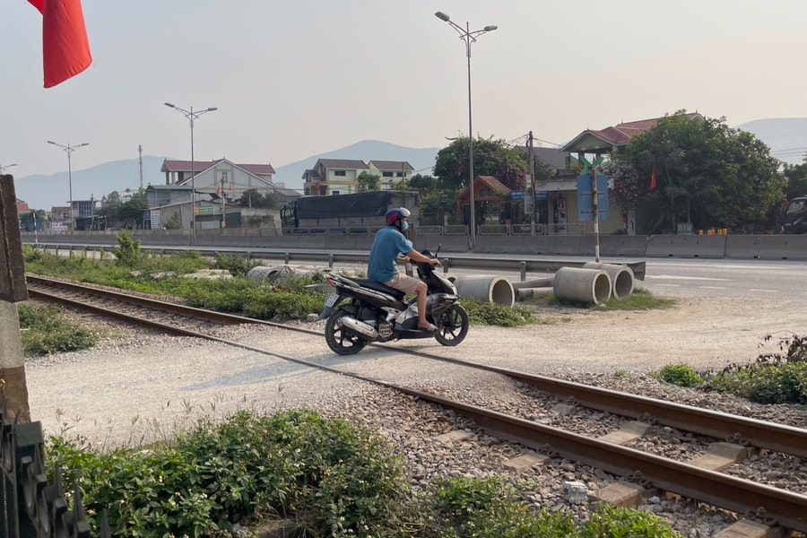 Cần sớm giải quyết dứt điểm việc đóng đường ngang dân sinh tại thị xã Hoàng Mai