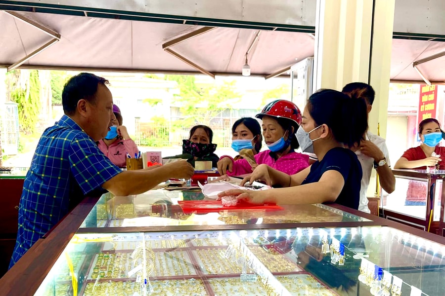 Sau đấu thầu, giá vàng vẫn neo cao, thị trường vàng Nghệ An 'ấm' lại