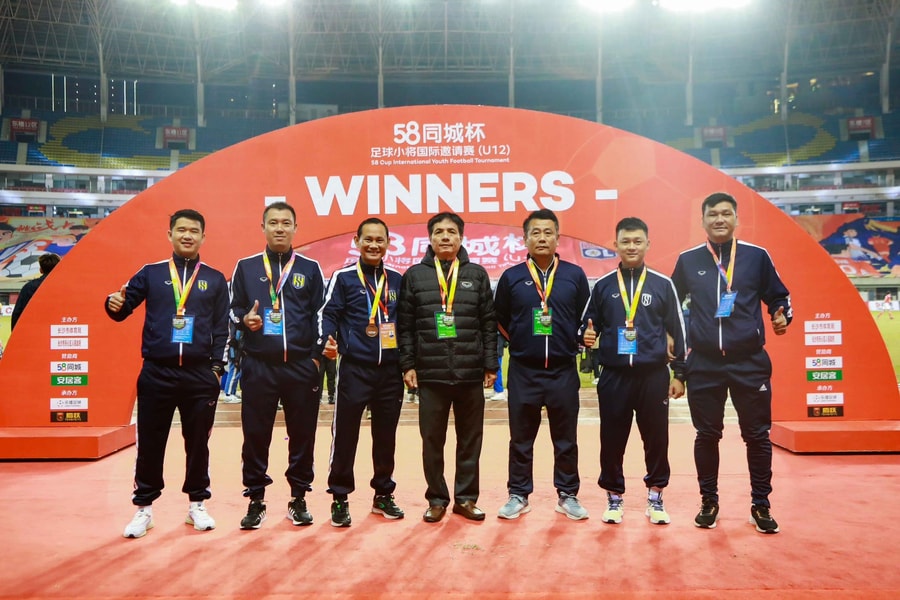 Niềm vui của huấn luyện viên bóng đá trẻ Sông Lam Nghệ An khi sắp được nâng lương