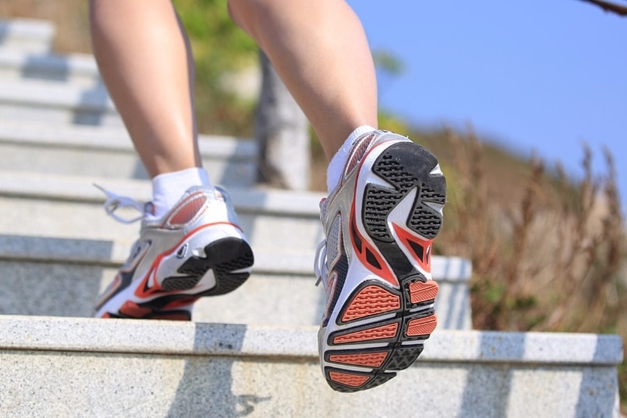 Leo cầu thang gây hại hay tốt cho đầu gối?