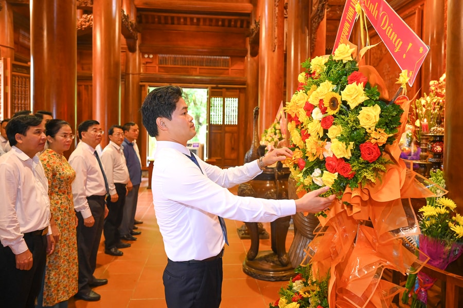 Đoàn công tác tỉnh Lai Châu tưởng niệm Chủ tịch Hồ Chí Minh tại Khu Di tích Quốc gia đặc biệt Kim Liên