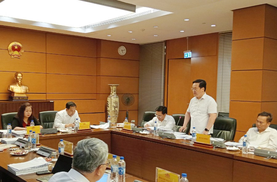 Thường trực Ủy ban Tài chính -Ngân sách của Quốc hội thẩm tra dự thảo Nghị quyết của Quốc hội về tỉnh Nghệ An