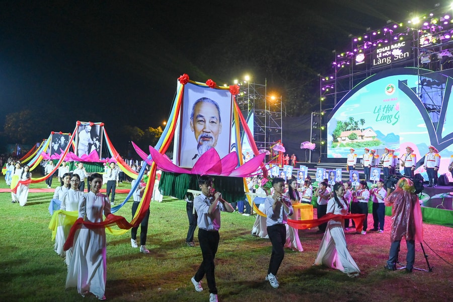 Video: Lễ rước 12 bức ảnh Bác Hồ từ Nhà tưởng niệm Người đến Sân vận động Làng Sen