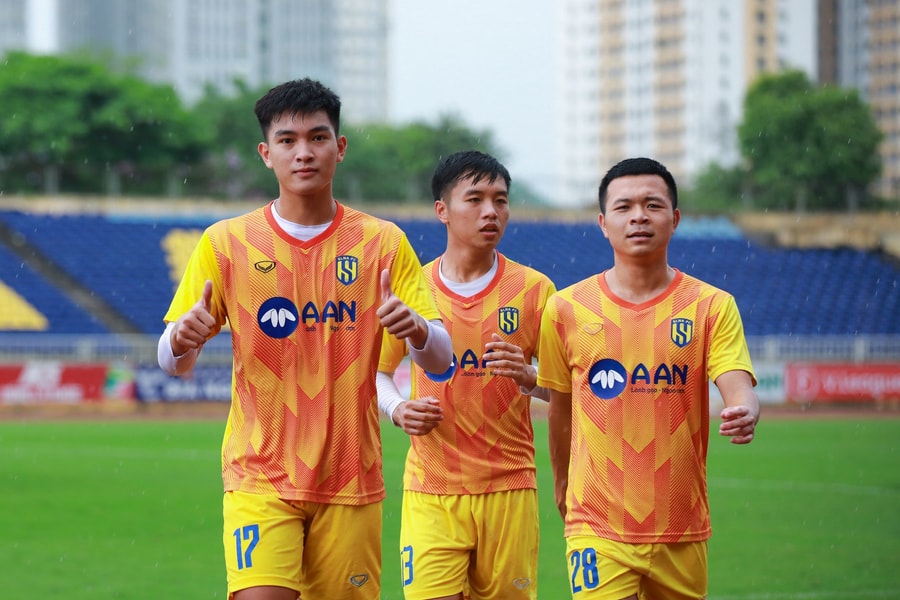 Tân Huấn luyện viên trưởng Sông Lam Nghệ An tạo hứng khởi cho các cầu thủ trước vòng 18 V.League