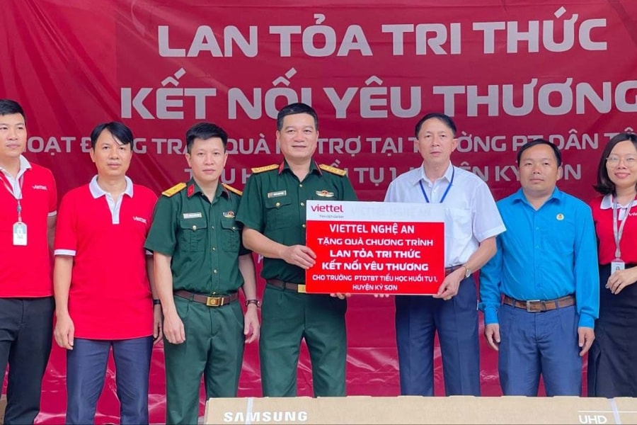 Viettel Nghệ An ‘Lan tỏa tri thức - Kết nối yêu thương’ tại xã Huồi Tụ, huyện Kỳ Sơn