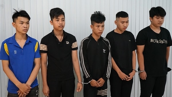 Đeo khẩu trang, che biển số, mang hung khí đi đánh nhau