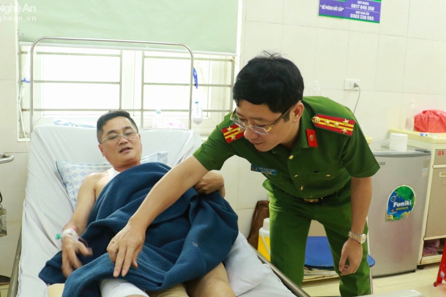Lãnh đạo Công an Nghệ An thăm hỏi cán bộ cảnh sát giao thông bị thương khi làm nhiệm vụ