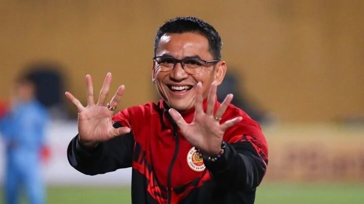 Quang Hải rục rịch xuất ngoại lần 2; Người nhà tiết lộ lý do huấn luyện viên Kiatisak chia tay Câu lạc bộ Công an Hà Nội