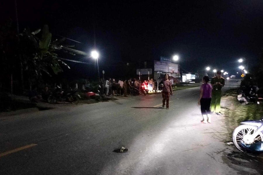 Va chạm xe máy trong đêm khiến 2 người nguy kịch 