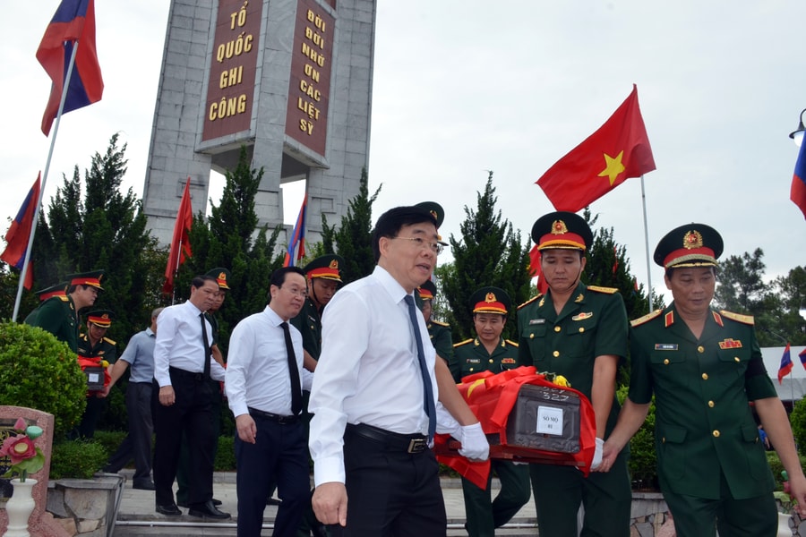 Lễ truy điệu và an táng hài cốt các liệt sĩ Quân tình nguyện và Chuyên gia Việt Nam hy sinh tại Lào