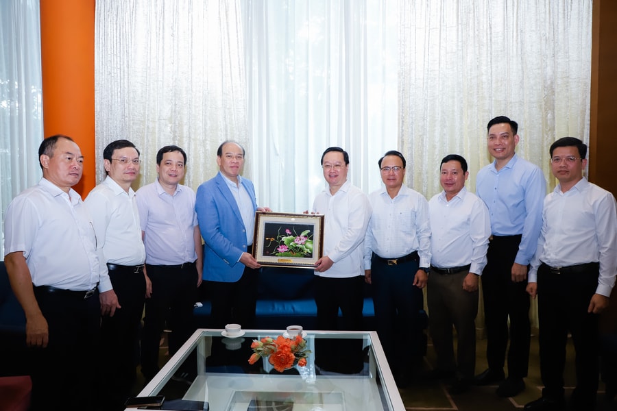 Chủ tịch UBND tỉnh Nghệ An Nguyễn Đức Trung thăm và làm việc tại Trung Quốc