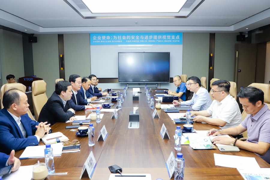 Chủ tịch UBND tỉnh Nguyễn Đức Trung gặp gỡ, làm việc với các doanh nghiệp thành phố Đông Quản