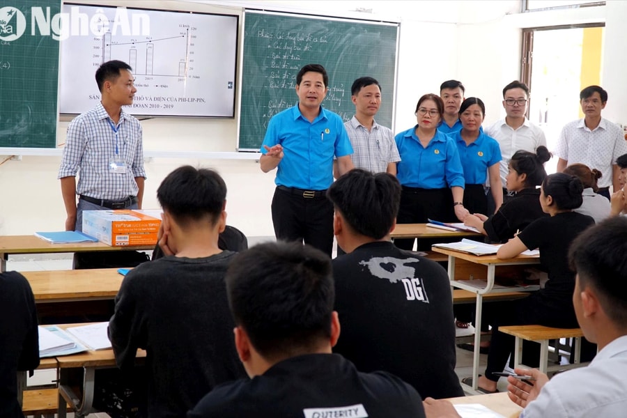 Ngành giáo dục Nghệ An hỗ trợ, động viên giáo viên, học sinh vùng khó ôn thi tốt nghiệp THPT