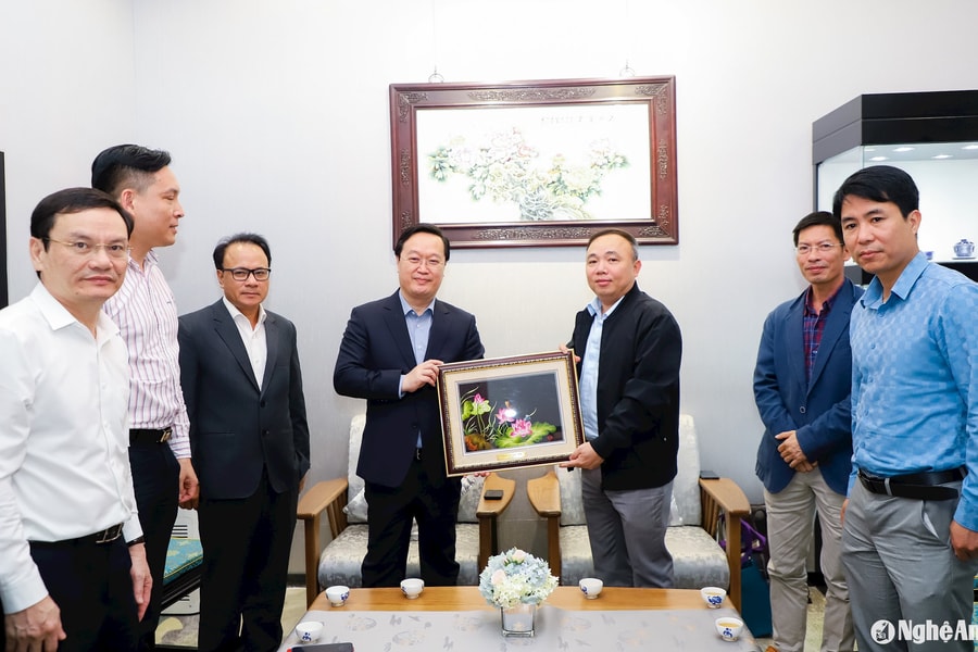 Chủ tịch UBND tỉnh Nghệ An Nguyễn Đức Trung làm việc với Tổng Lãnh sự Việt Nam tại Thượng Hải