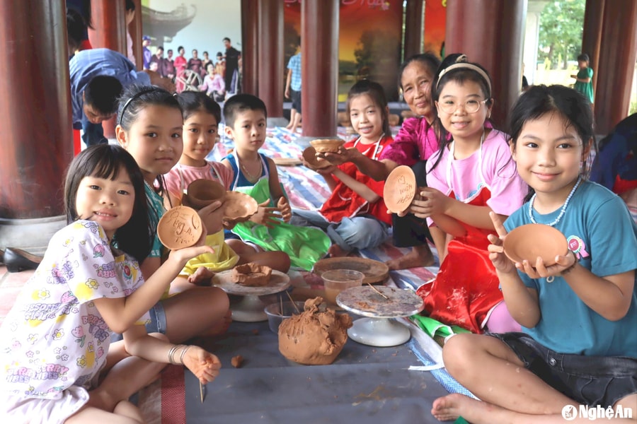 Trẻ em thành phố háo hức trải nghiệm ‘Đất nở hoa’ tại Bảo tàng Nghệ An