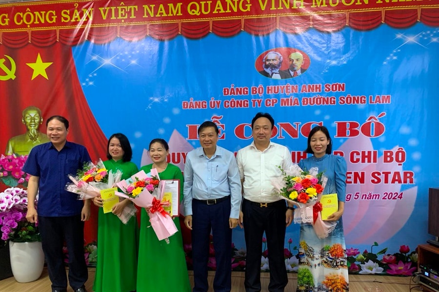 Đồng chí Lê Hồng Vinh dự Lễ thành lập chi bộ tư nhân tại huyện Anh Sơn