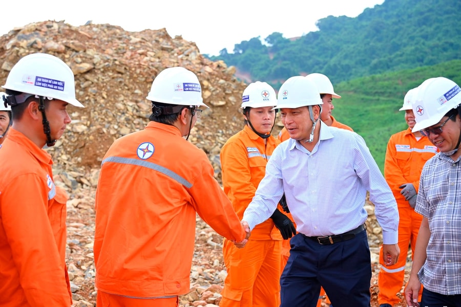 Thủ tướng Chính phủ chỉ đạo huy động nguồn lực địa phương hỗ trợ thi công đường dây 500 kV mạch 3