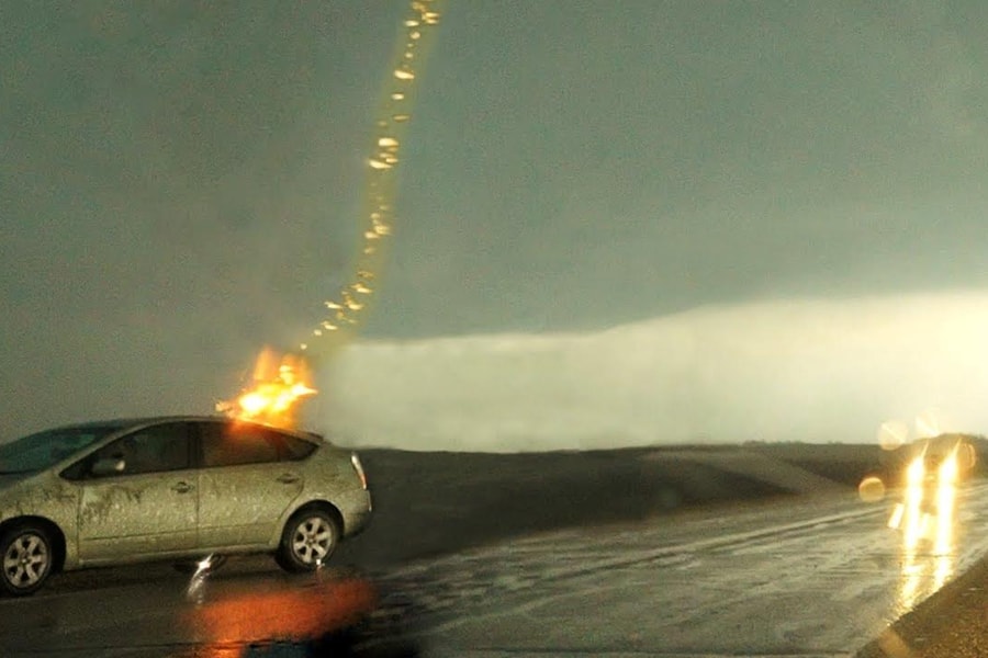 Lái ô tô dưới trời mưa lớn kèm sấm sét có an toàn?