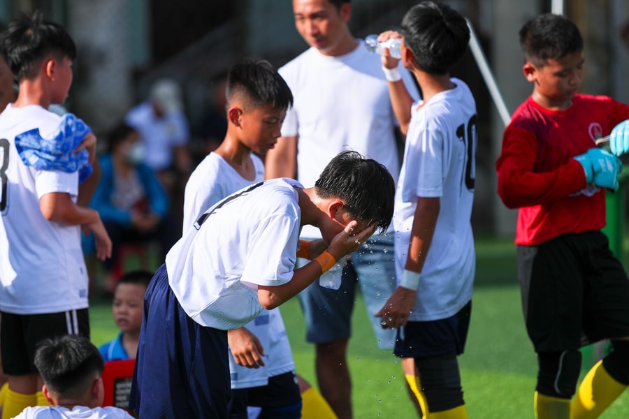 Bên lề sân cỏ Cúp Báo Nghệ An: Nâng niu đam mê thể thao