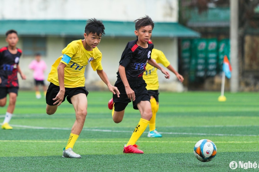 Cậu bé vùng cao quyết tâm gia nhập lò Sông Lam Nghệ An để thỏa chí đam mê