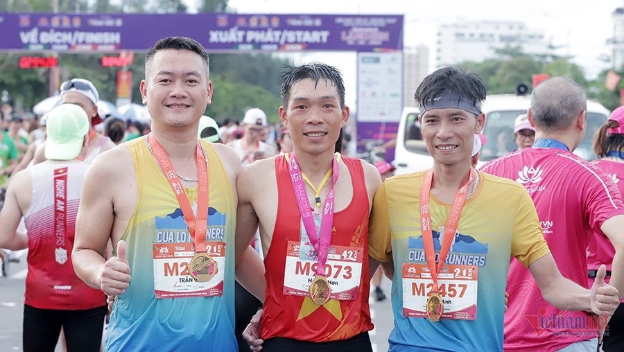 Bế mạc, trao giải marathon Hành trình về Làng Sen 2024