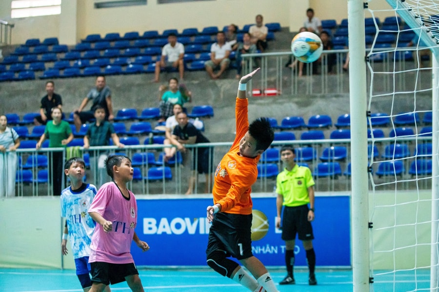 Thắng áp đảo Nhi đồng Con Cuông, Nhi đồng Tương Dương vươn lên vị trí nhất bảng B