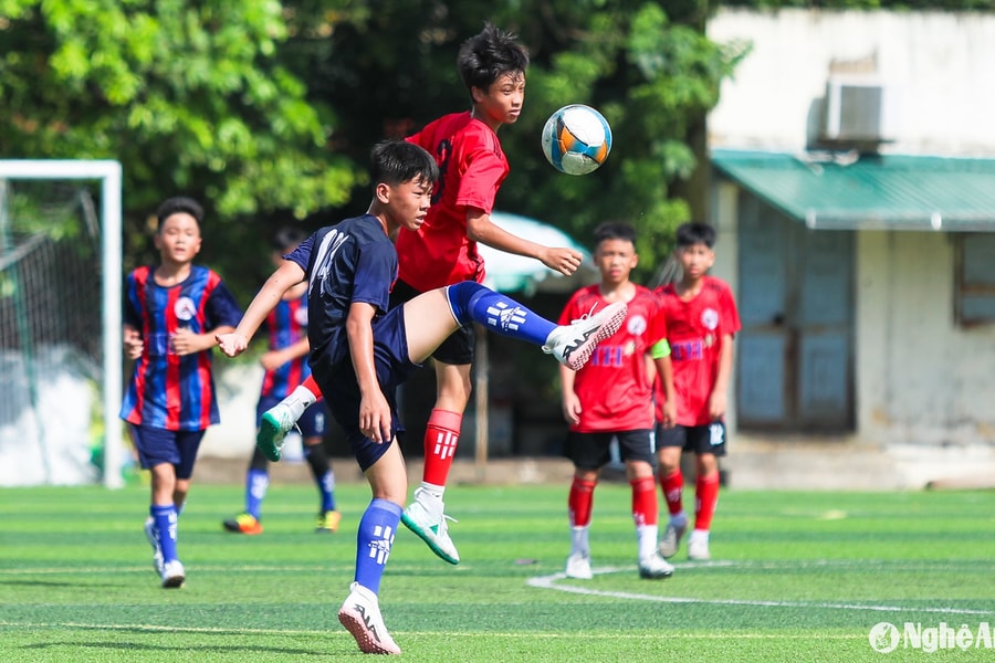 Thắng trên loạt 'đấu súng', Thiếu niên Thành phố Vinh xuất sắc lọt vào bán kết