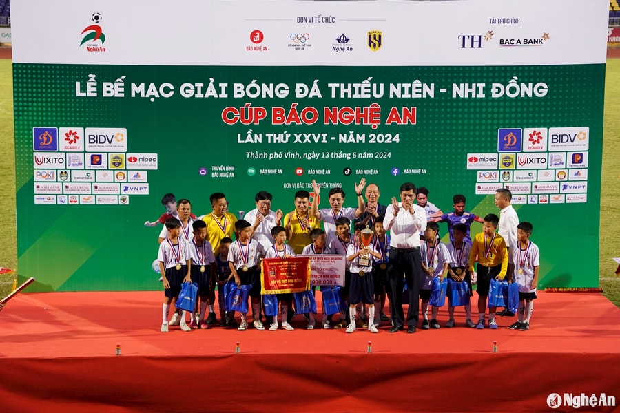 Thi đấu như chiến binh, Nhi đồng Hoàng Mai lên ngôi vô địch Cúp Báo Nghệ An